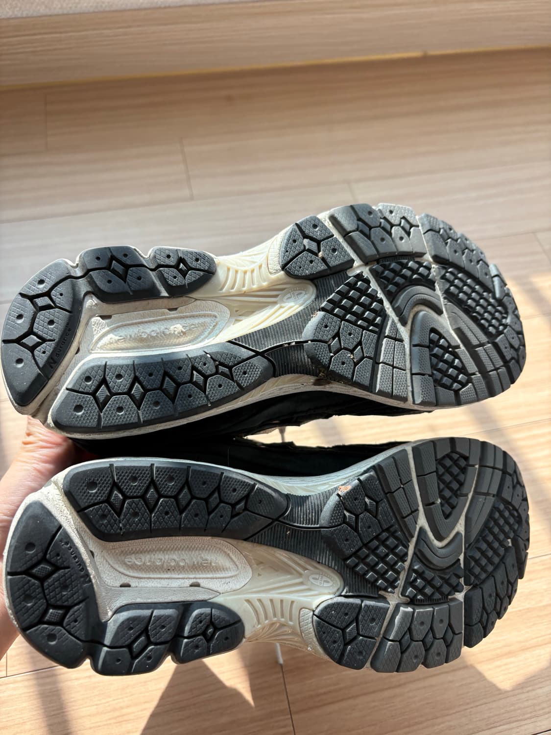 뉴발란스 2002R 프리미엄 빈티지 블랙 상품이미지4