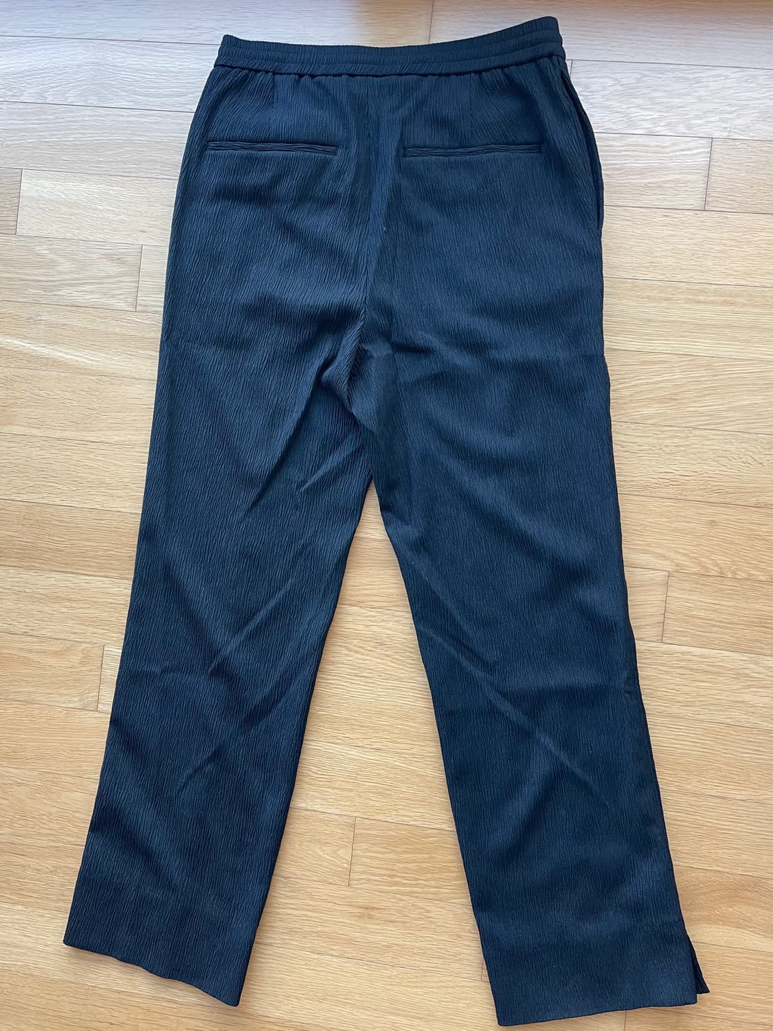 솔리드옴므 블랙 플리츠 세미 와이드 밴딩 팬츠 상품이미지3