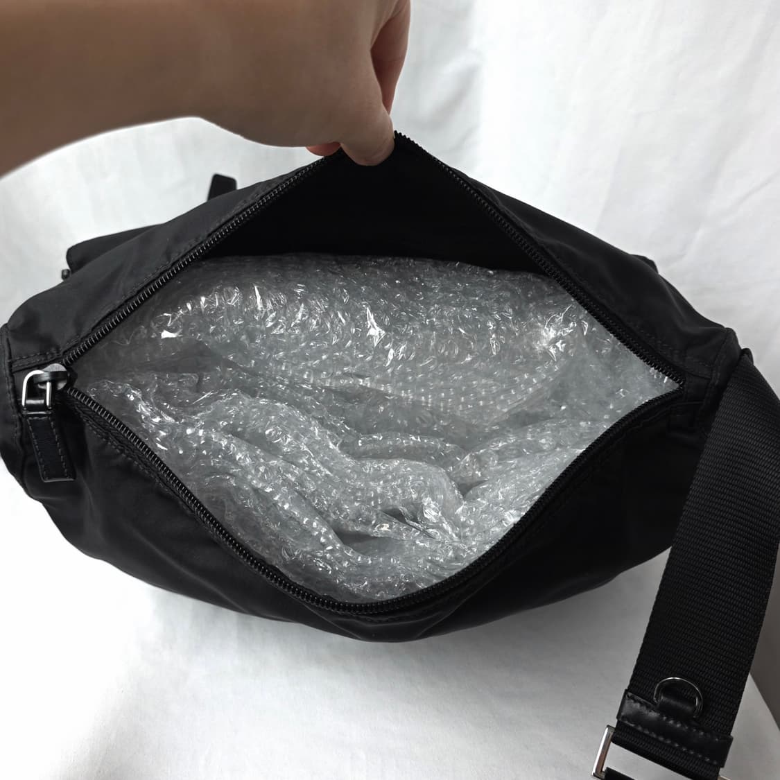 [정품 PRADA] 프라다 투포켓 지퍼 나일론 남성 크로스백 라지 상품이미지6