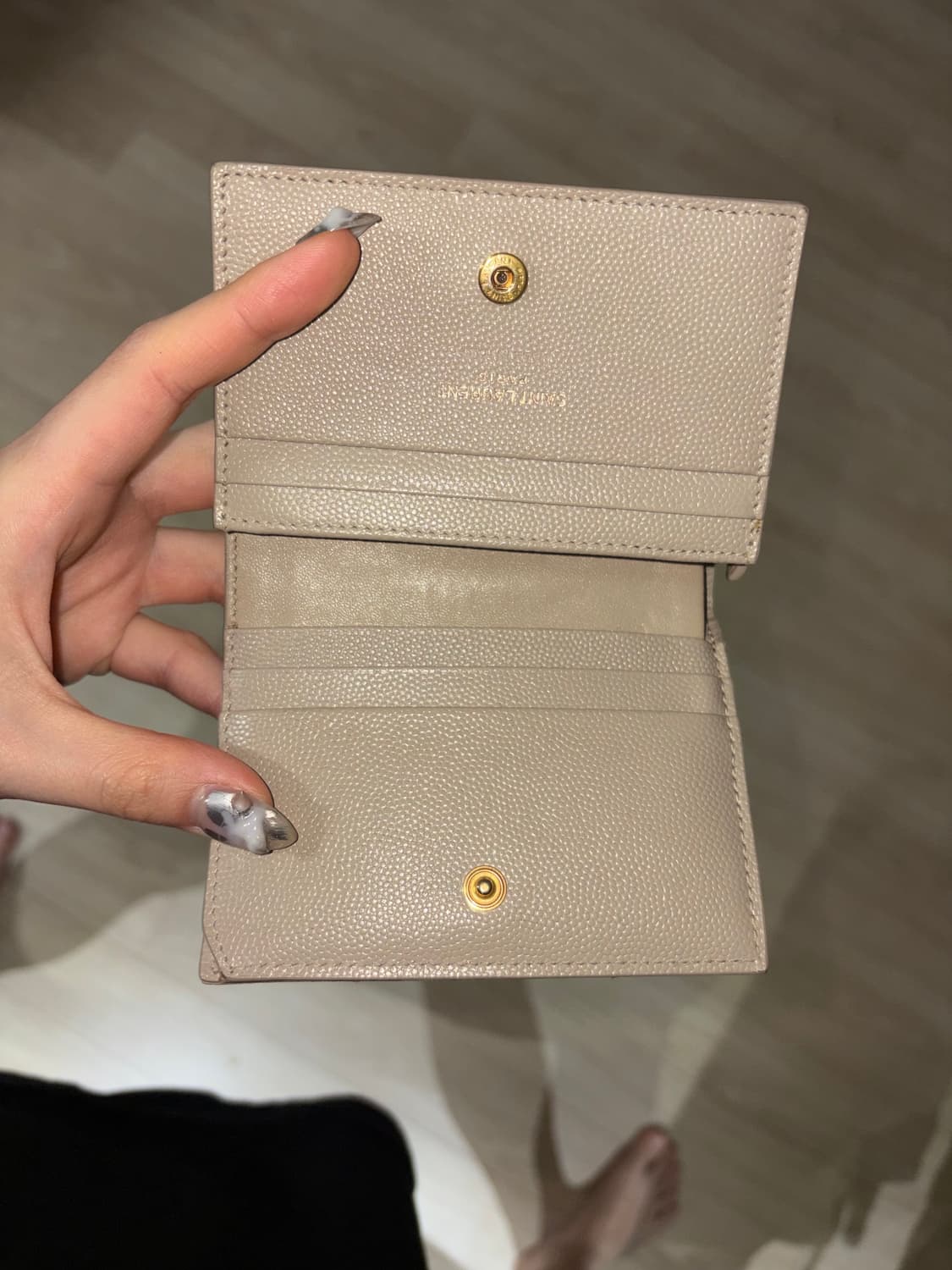 생로랑 금장 모노그램 여성 코인 반지갑 베이지 상품이미지5