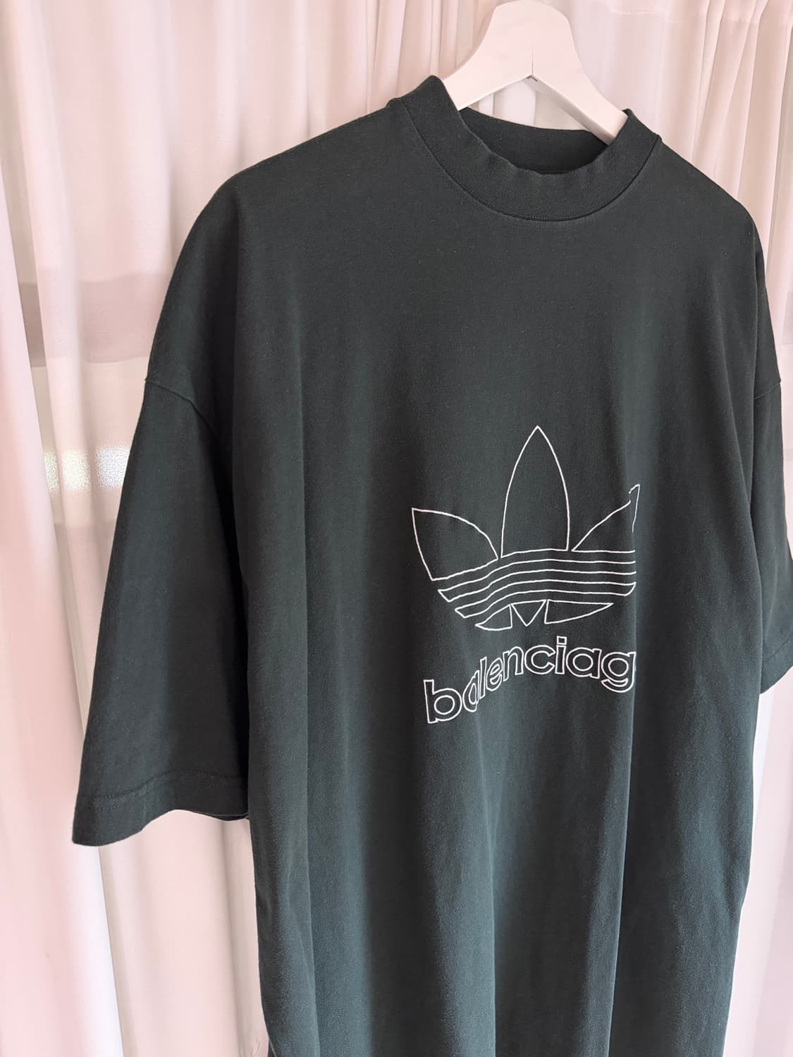 발렌시아가 adidas 빅로고 메인 오버사이즈 티셔츠 상품이미지3