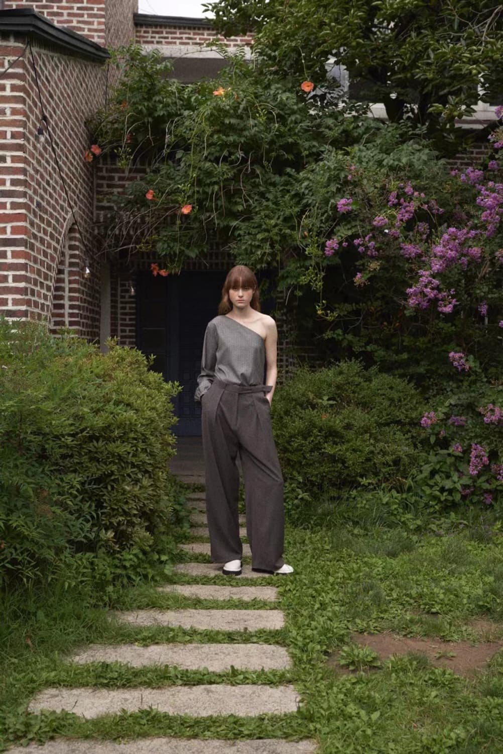 언앤써드미스테리 스트라이프 원숄더 블라우스 그레이 상품이미지5