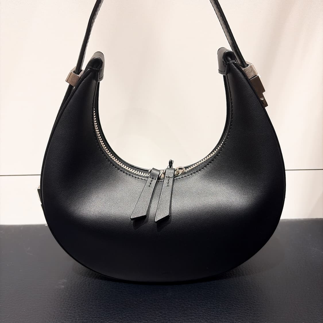 (정품/새상품) OSOI 오소이 여성 블랙 토니 미니 호보백 상품이미지2