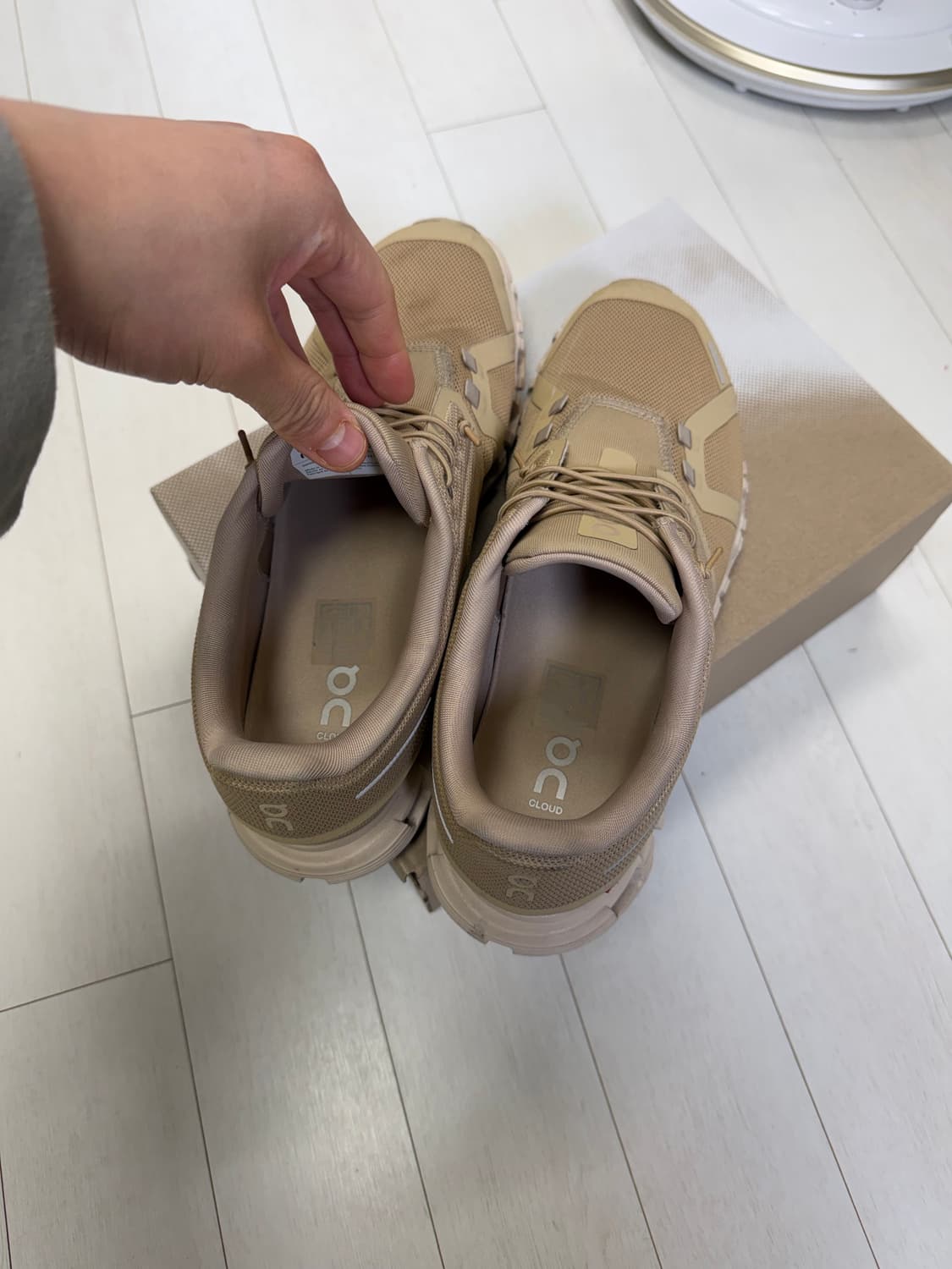 온러닝 온 클라우드 6 280 사이즈  실물 진짜 고급스러운 베이지입니다 상품이미지4