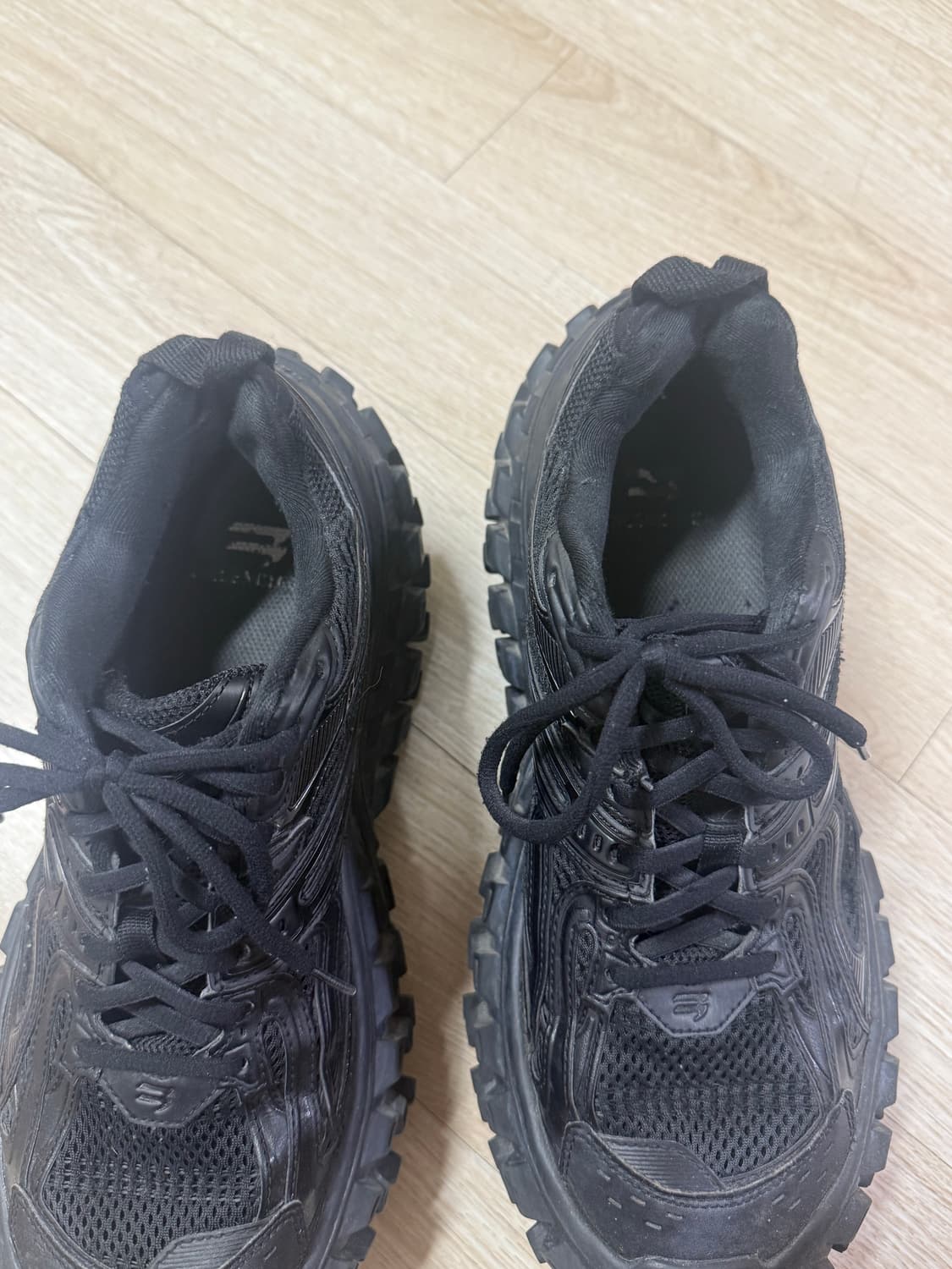 발렌시아가 디펜더 42 상품이미지2