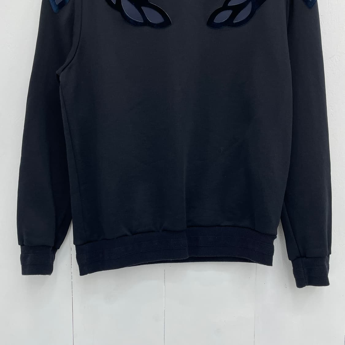 MCM 엠씨엠 벨벳 패치 라운드넥 맨투맨 상품이미지4