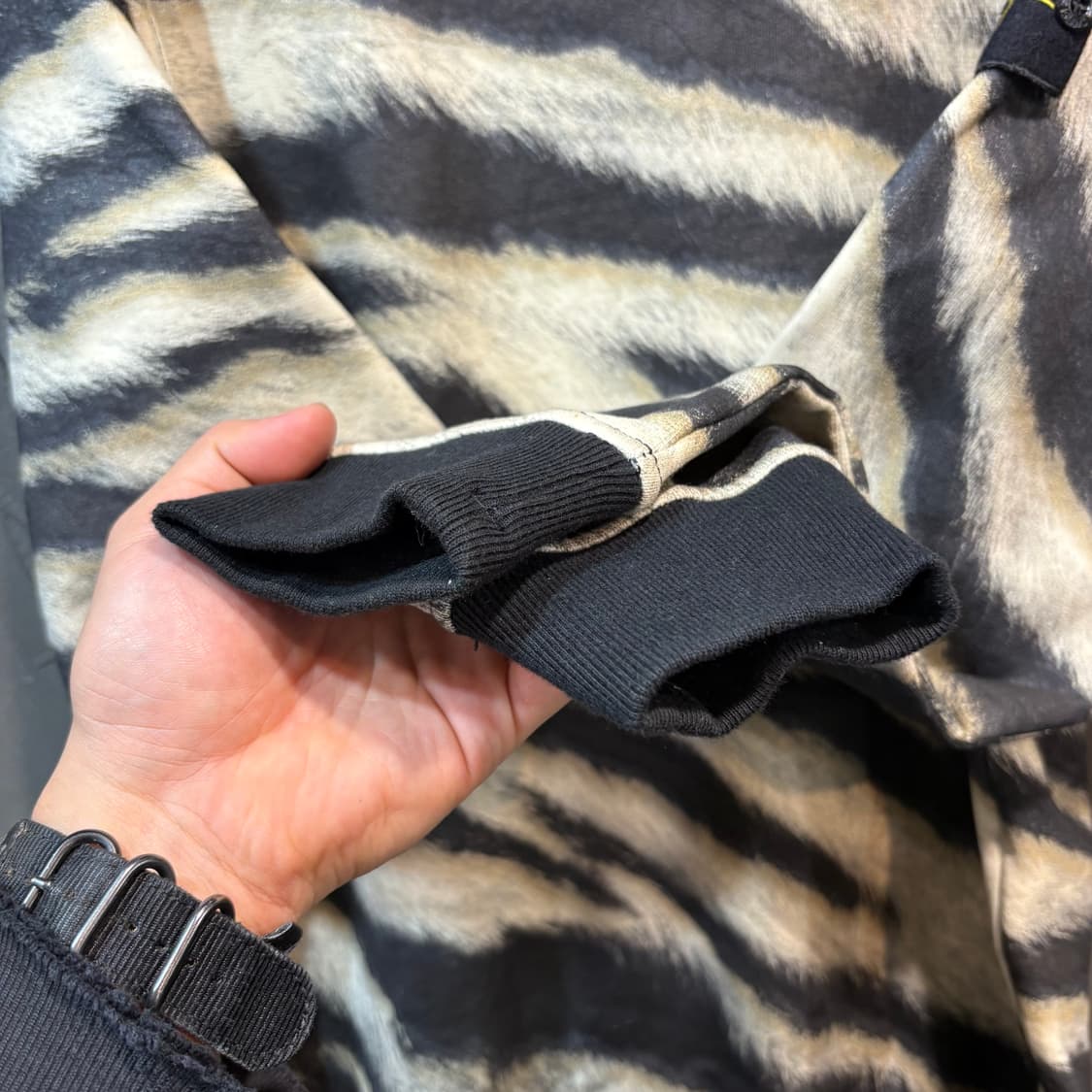 [L] STONE ISLAND 스톤아일랜드 타이거 프린팅 스웻 셔츠 상품이미지5