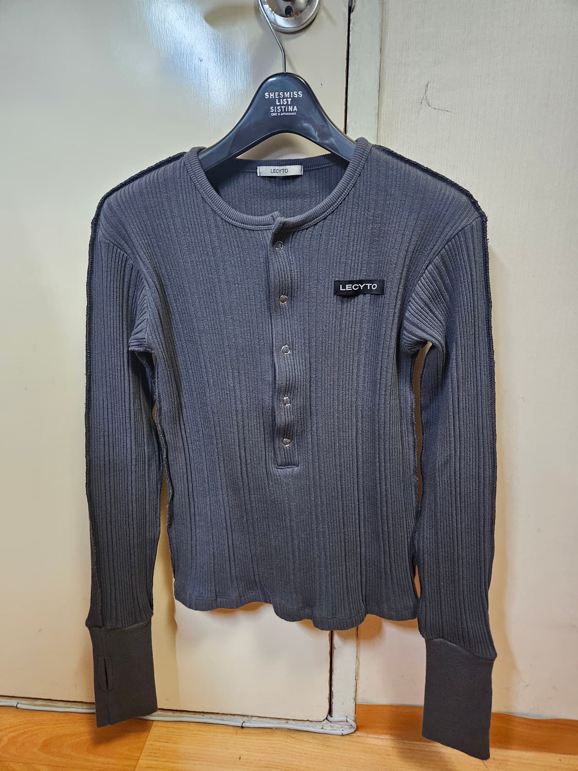 레씨토 LECYTO 헨리넥 리브드 슬림 티셔츠 차콜 상품이미지2