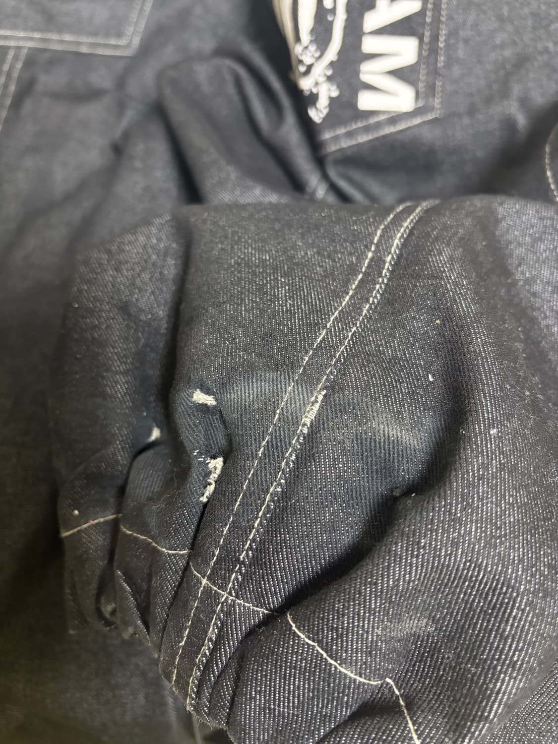 아캄 Knee Pin-tuck Printed Denim Pants 상품이미지6