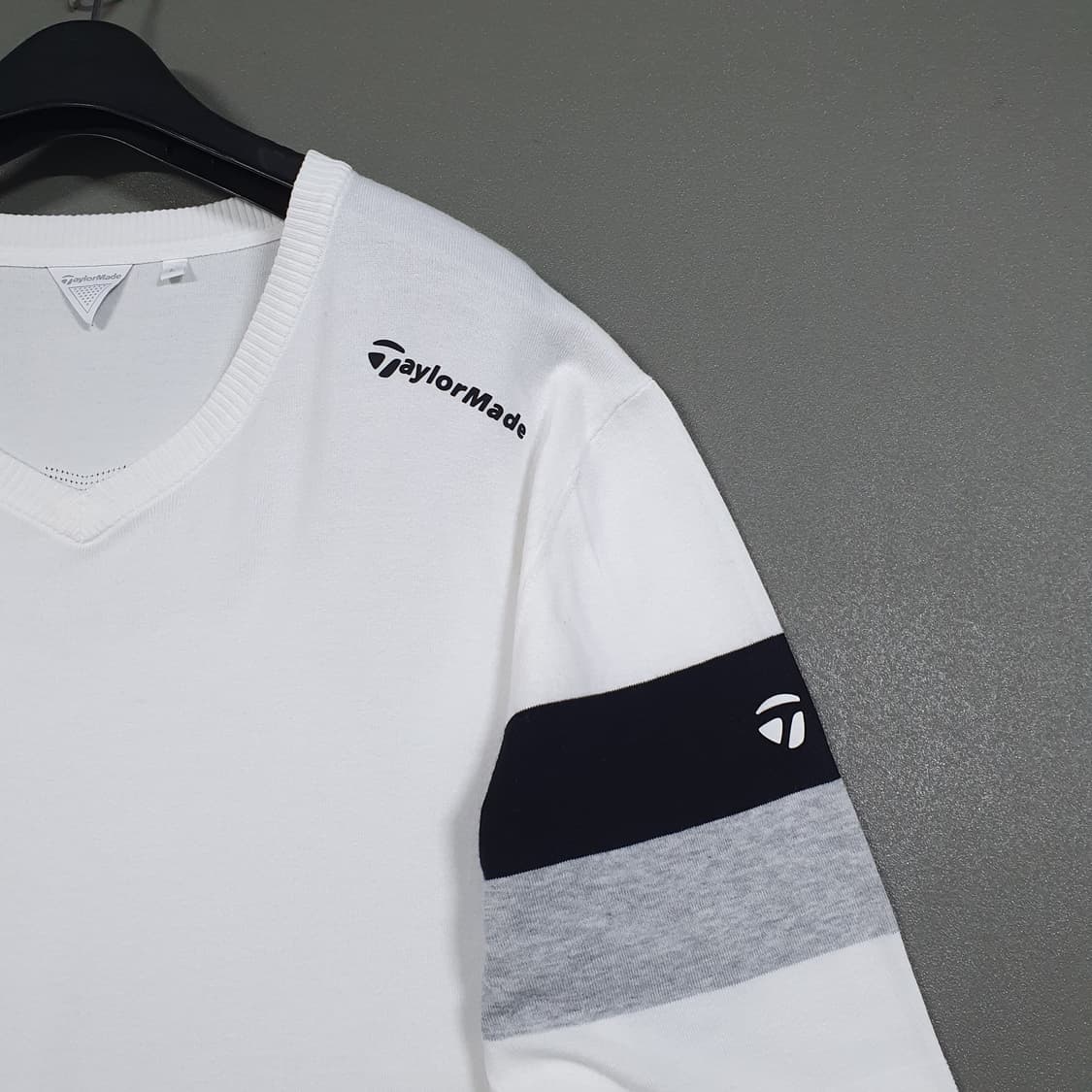 L 100) 테일러메이드 골프 신형 소매 배색 브이넥 니트 스웨터 화이트 상품이미지3