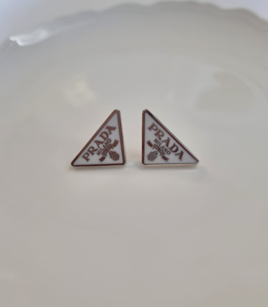 프라다 업사이클링 삼각로고 미니 귀걸이 화이트 상품이미지2