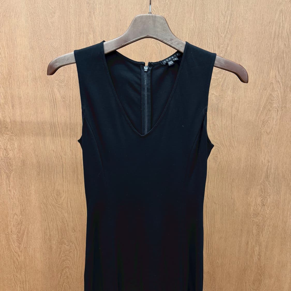 띠어리 딥 브이넥 슬리브리스 원피스 세미 플레어 실루엣 디테일 블랙 상품이미지4