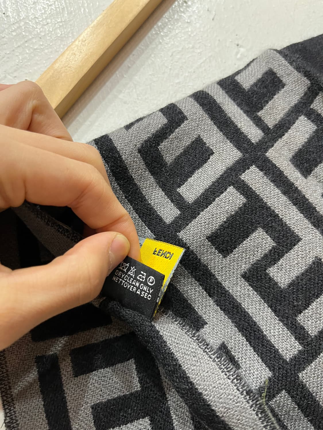 FENDI 펜디 주카 투톤 퓨어울 머플러 Made in ITALY 상품이미지9