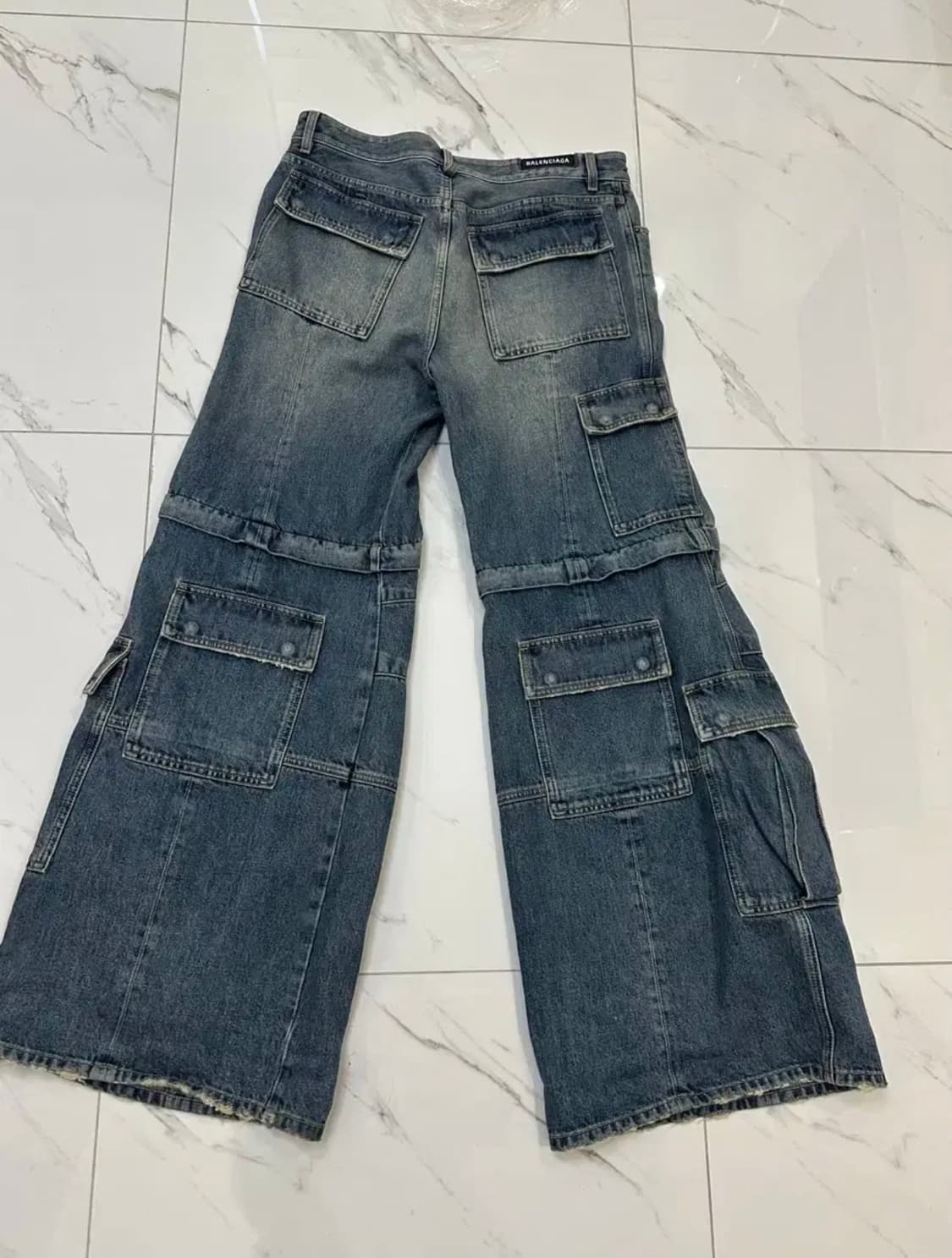 발렌시아가 스프링25의 플레어드 데님카고 팬츠 상품이미지4