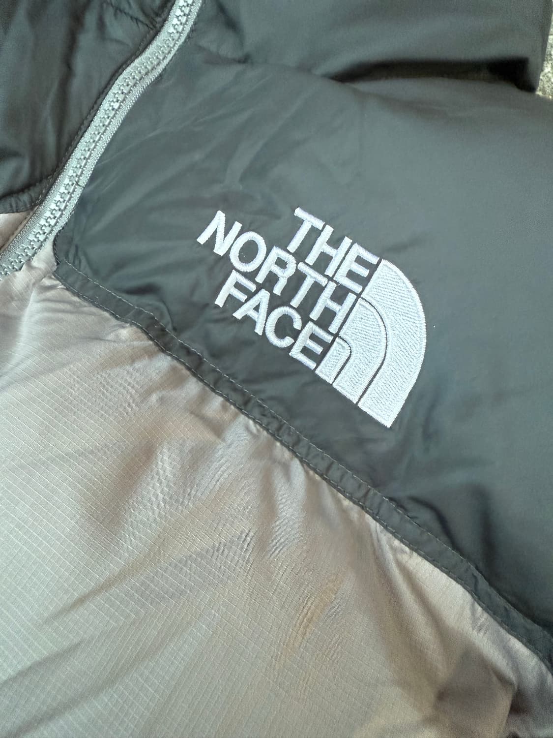 노스페이스 회색/검정 패딩 상품이미지3