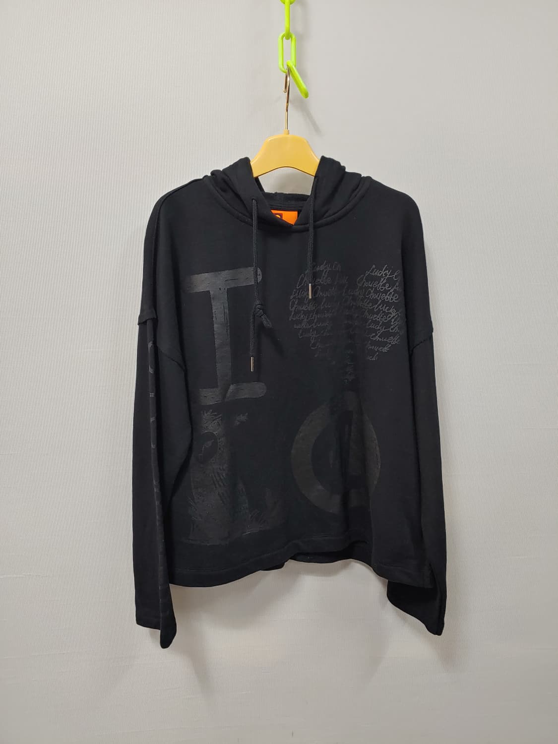 럭키슈에뜨  블랙 프린팅 후드티 여성F 상품이미지1