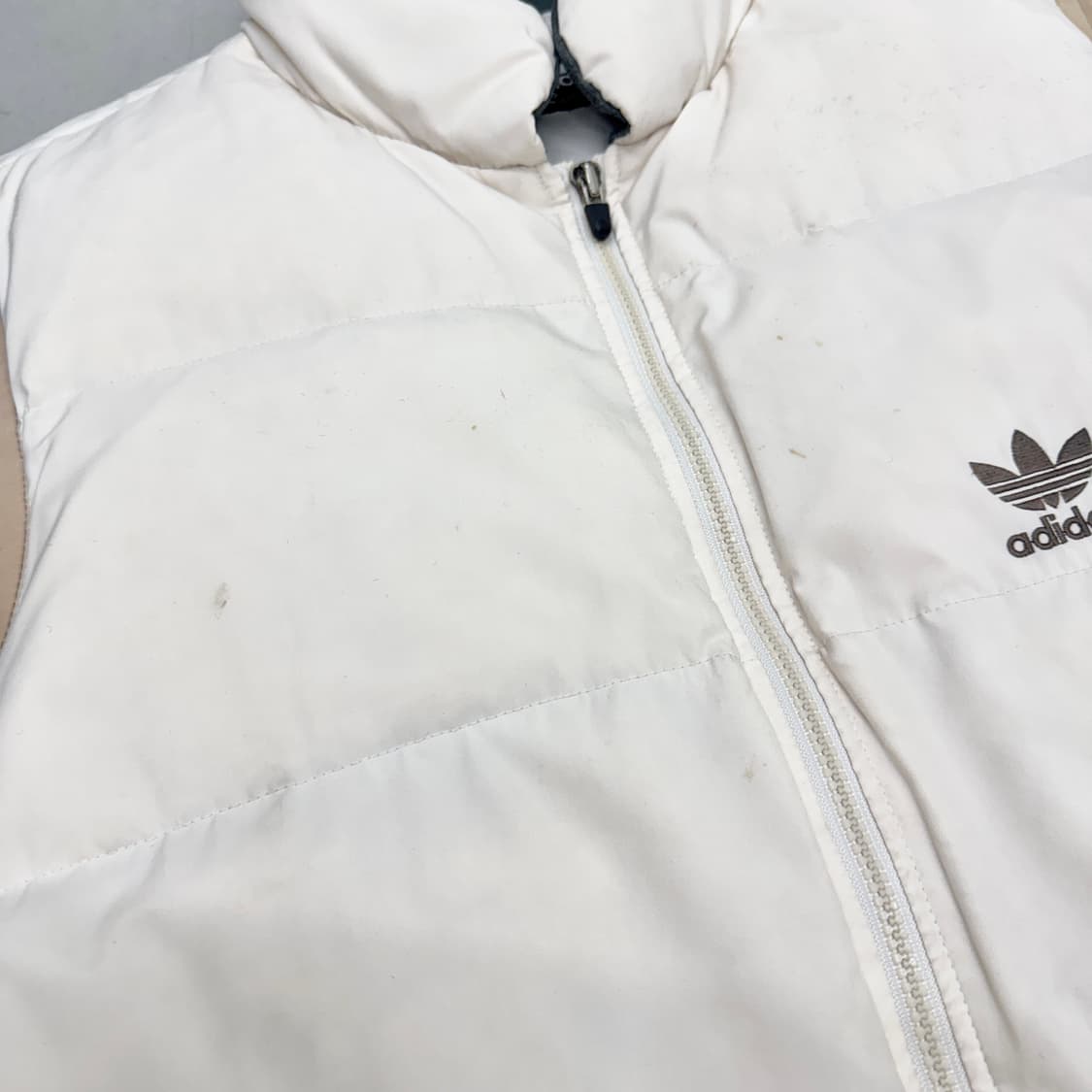 아디다스 00s 올드스쿨 파이어버드 아이보리 조끼패딩 상품이미지4