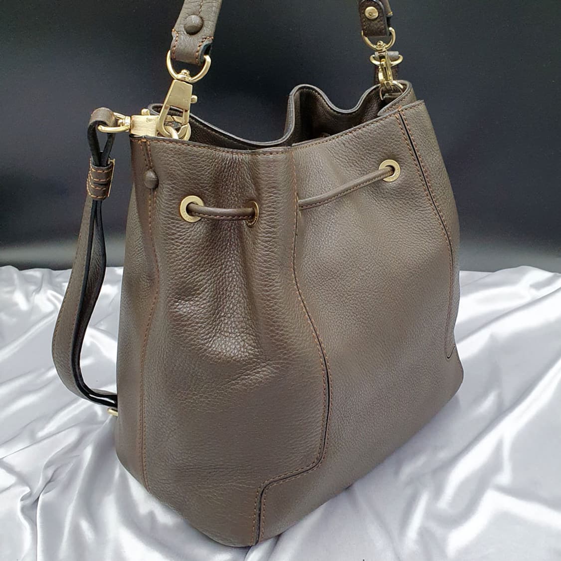 루이까또즈 가죽 복조리 숄더백 크로스백 중고 가방 은피아노 상품이미지5