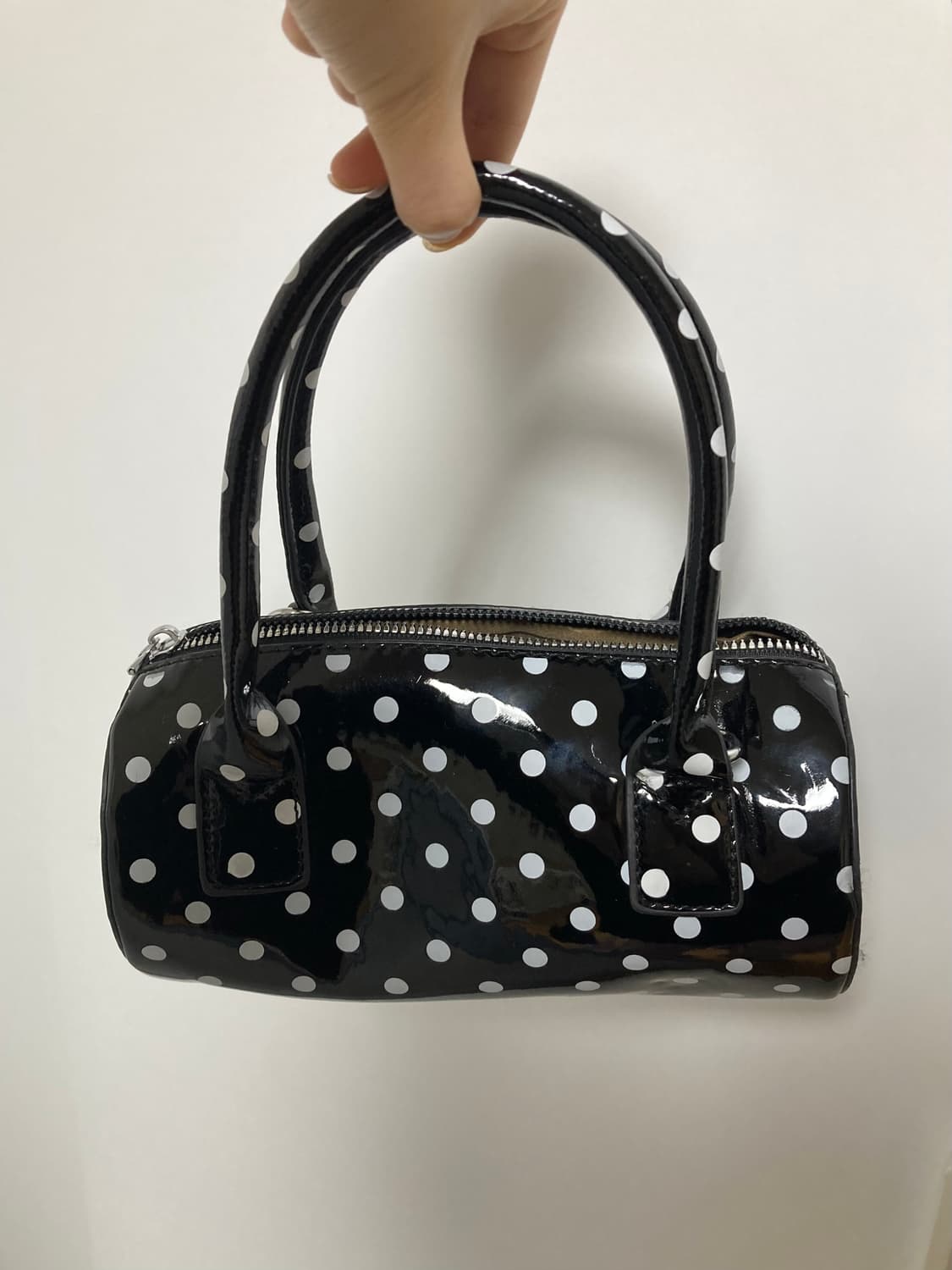 에나멜 도트 원통 가방 상품이미지1