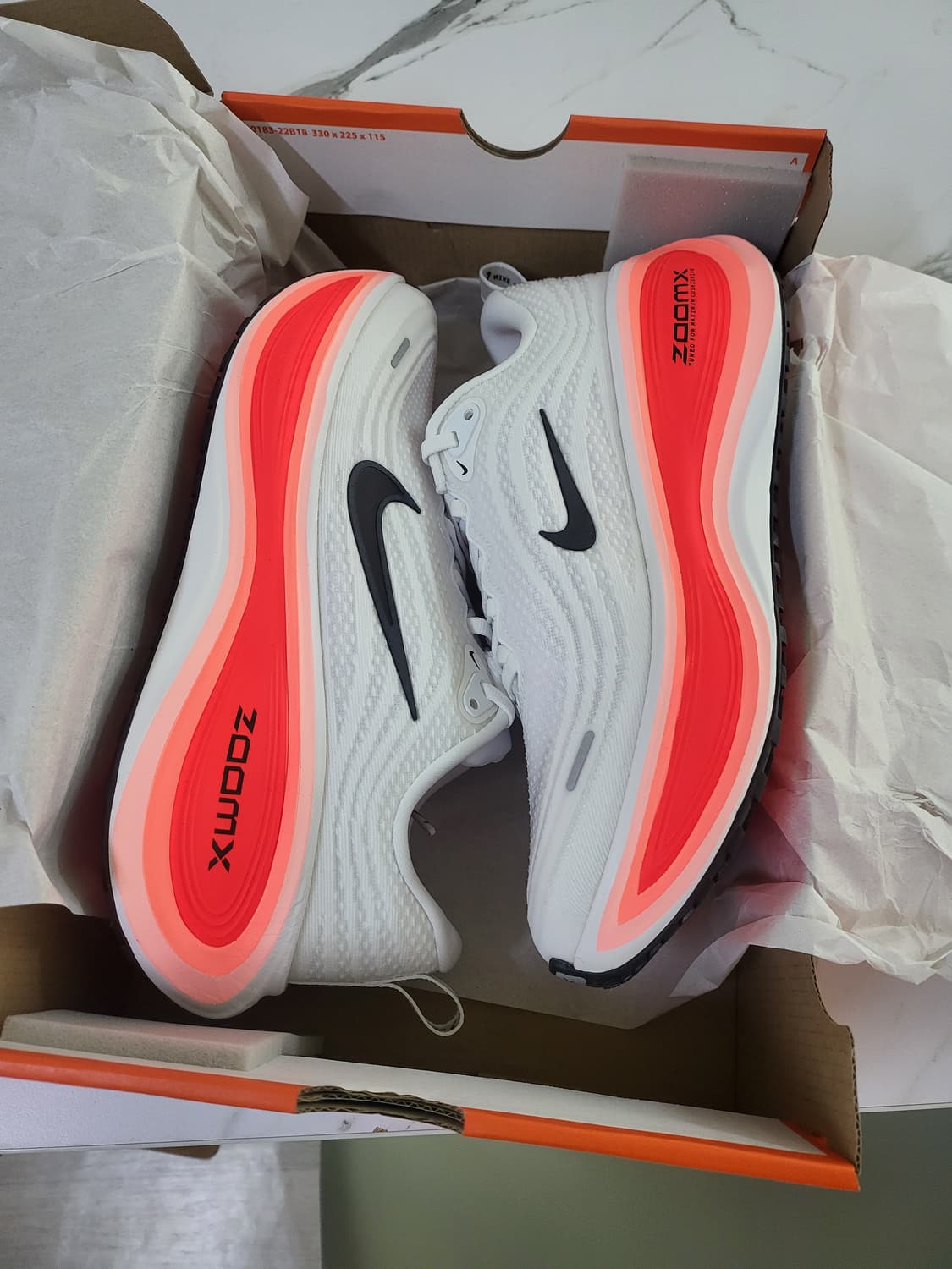 [260] 나이키 줌 보메로 플러스 화이트 브라이트 크림슨 상품이미지1