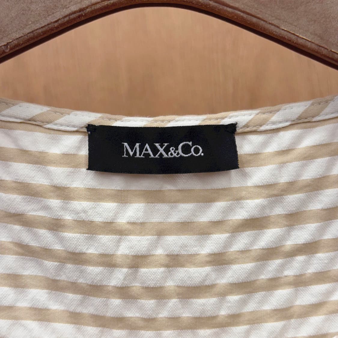 막스앤코 스트라이프 슬리브리스 블라우스 플리츠 패널 디테일 베이지 상품이미지7