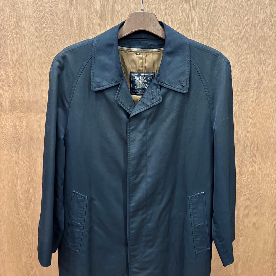 버버리 런던 싱글 롱 코트 노비 체크 배색 안감 디테일 레귤러핏 블랙 상품이미지4