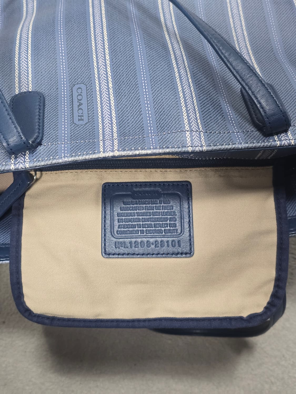 코치 스트라이프 PVC 레더 토트백  상품이미지6