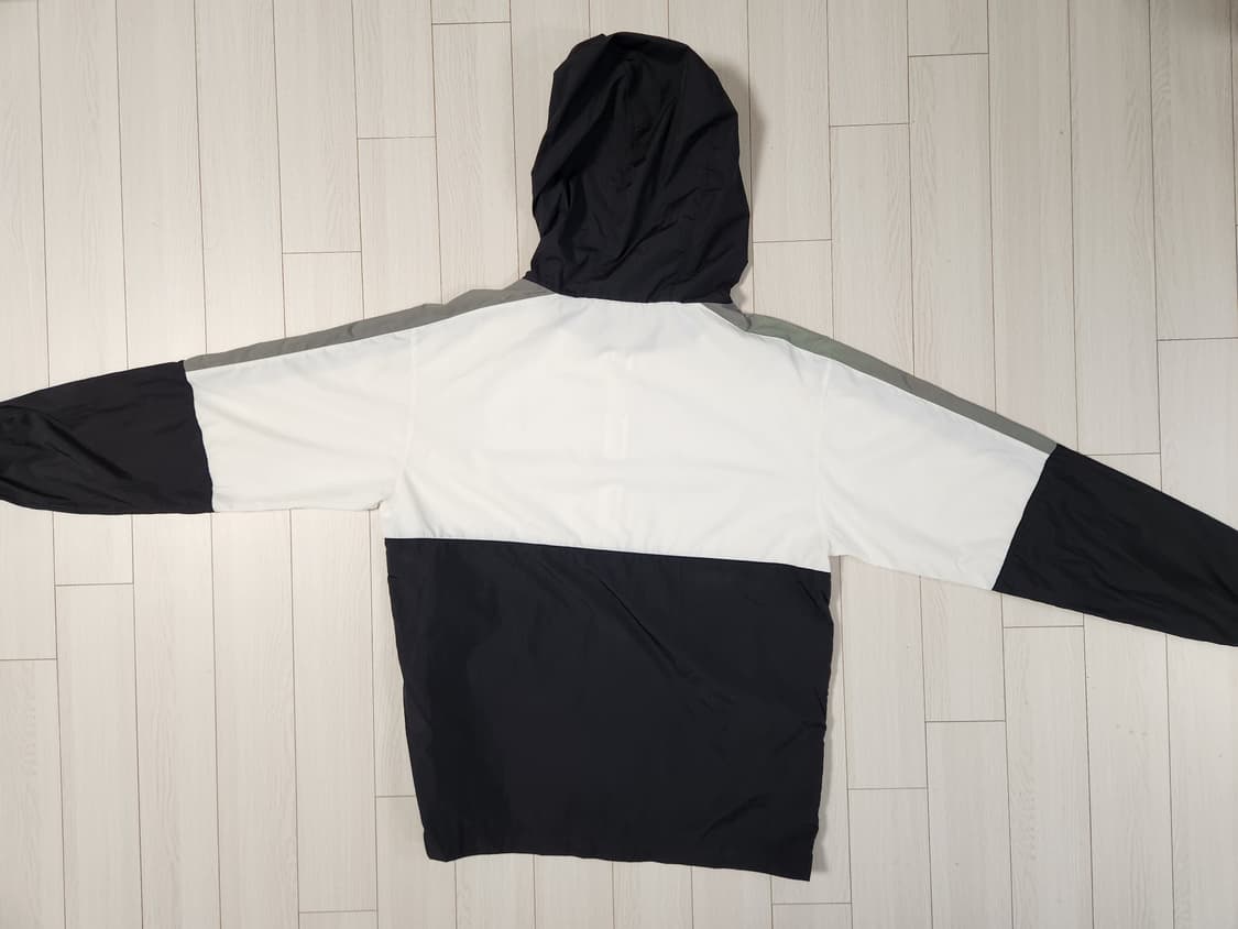 푸마 아노락 우븐 바람막이 사이즈L

사용감 거의 없어요
오염하자없이 깨 상품이미지8