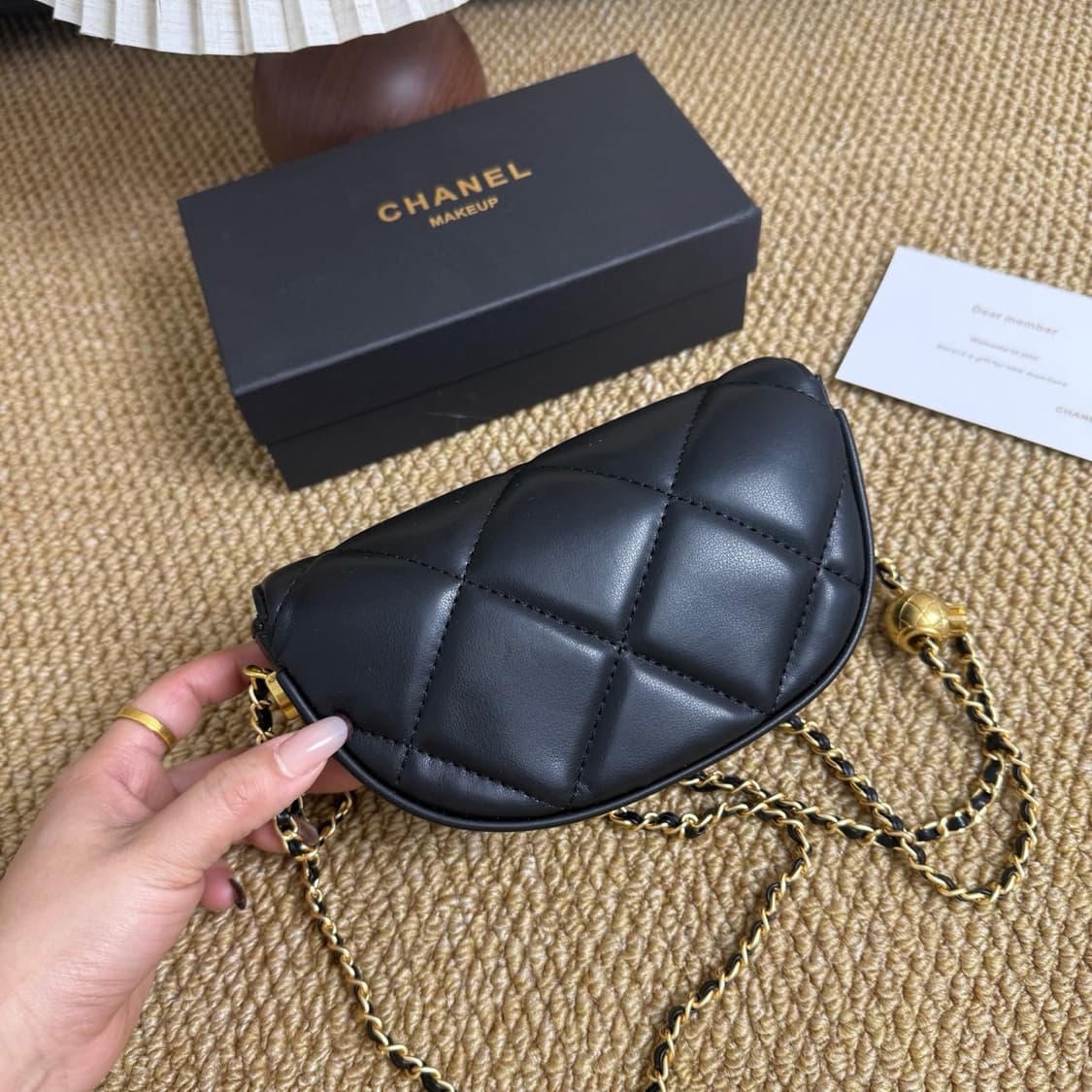 샤넬뷰티 클래식 골든 글로브 새들 백 블랙 리미티드 상품이미지2