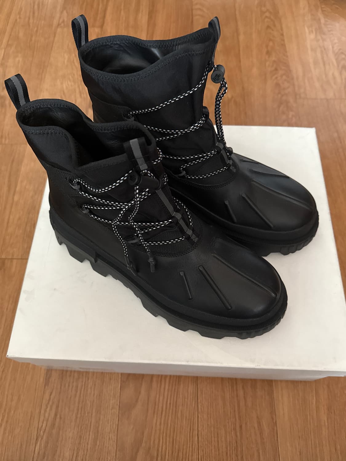 몽클레르 레이스업 부츠 상품이미지1