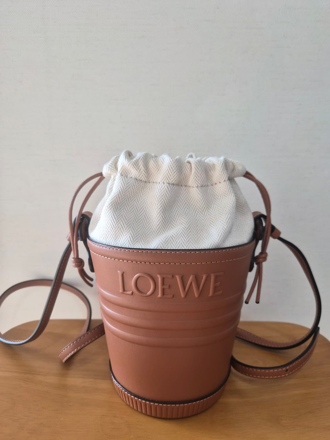 로에베 자르디니에르 레더 버킷백 한정판 상품이미지4