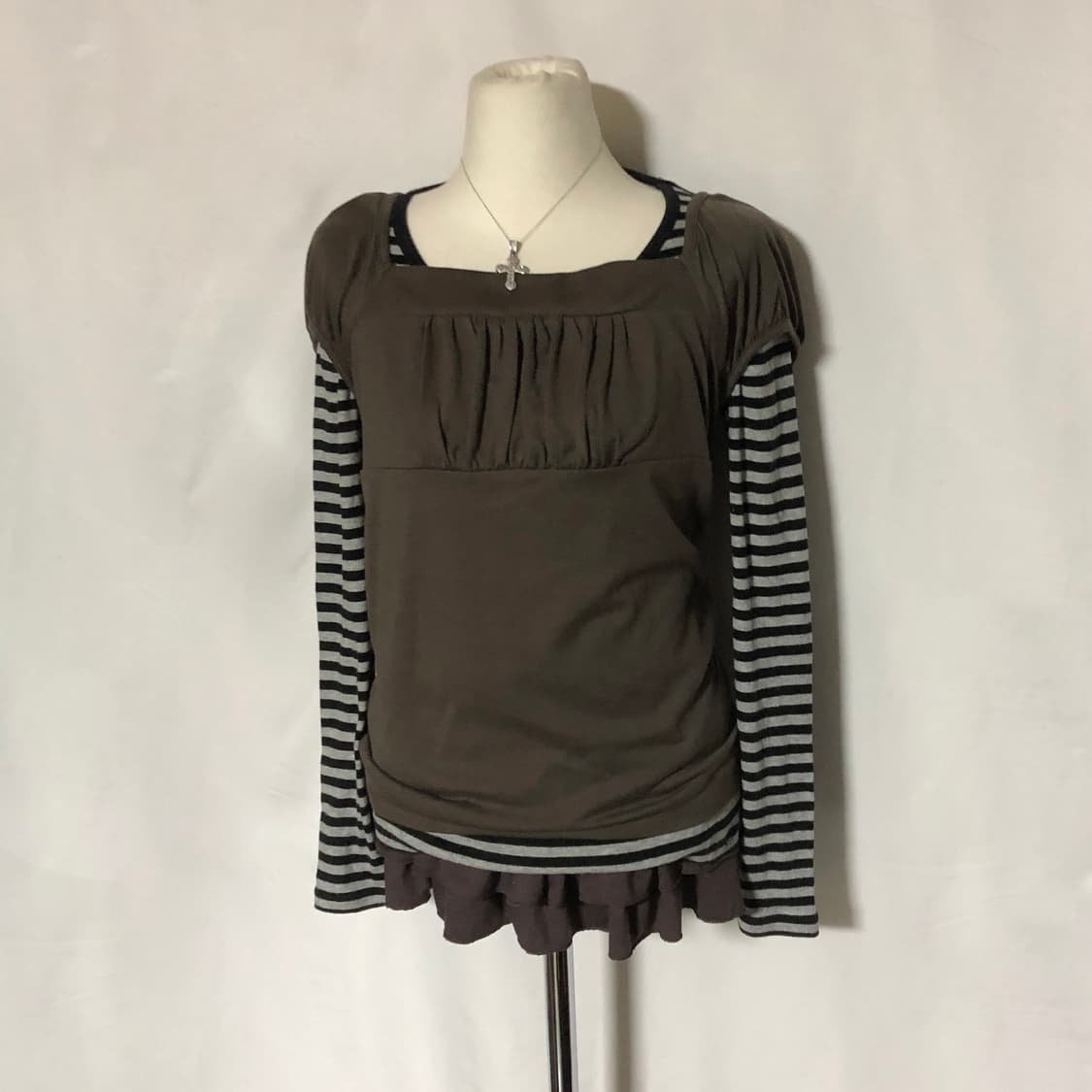 크로스 스트랩 퍼프 슬리브 티셔츠 카키 상품이미지5