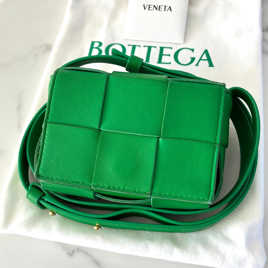 [S급/정품] 보테가베네타 미니 카세트백 레더 그린 크로스백 가방 상품이미지2