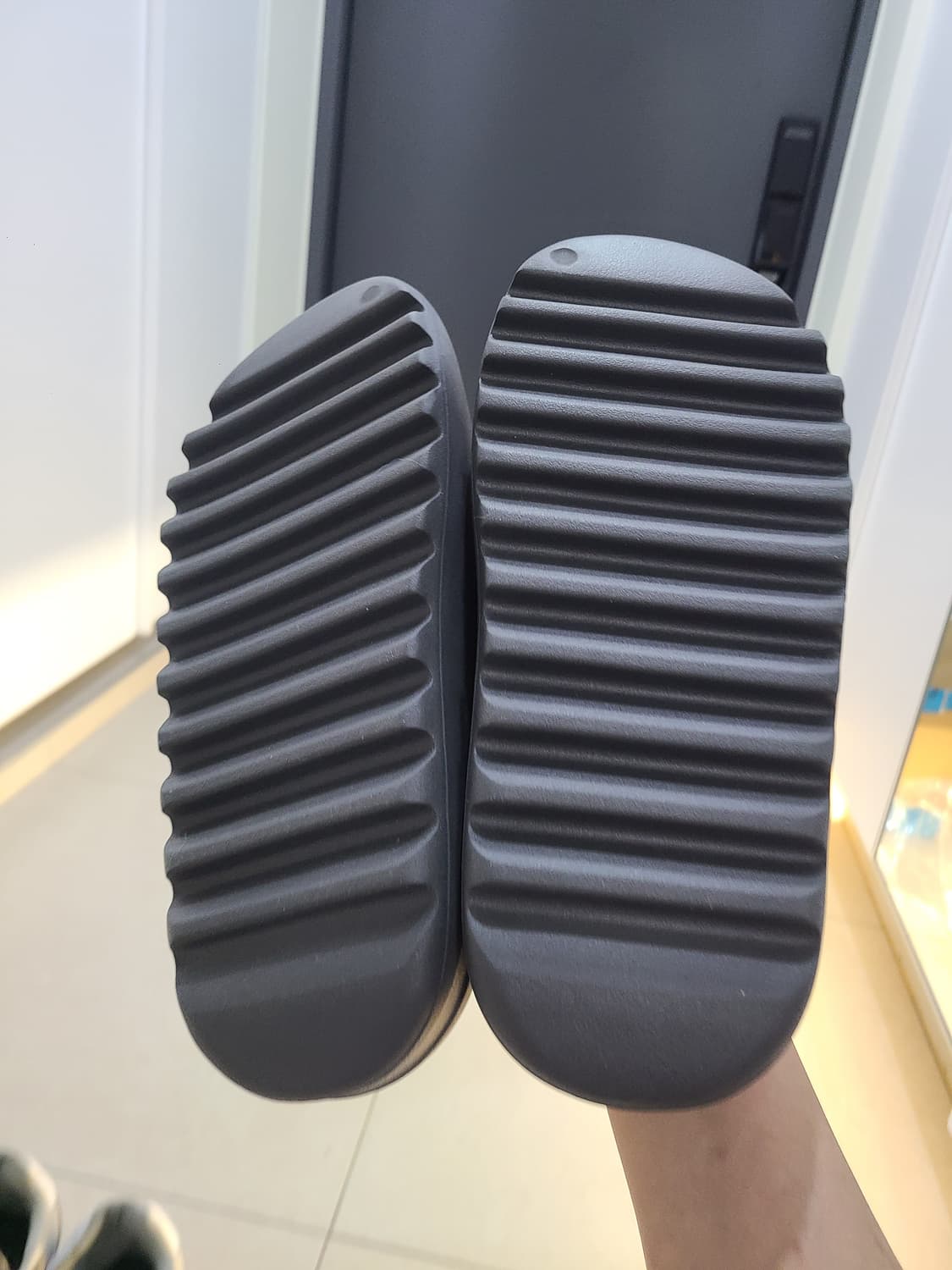 [305] 아디다스 이지 슬라이드 슬레이트 그레이 상품이미지5