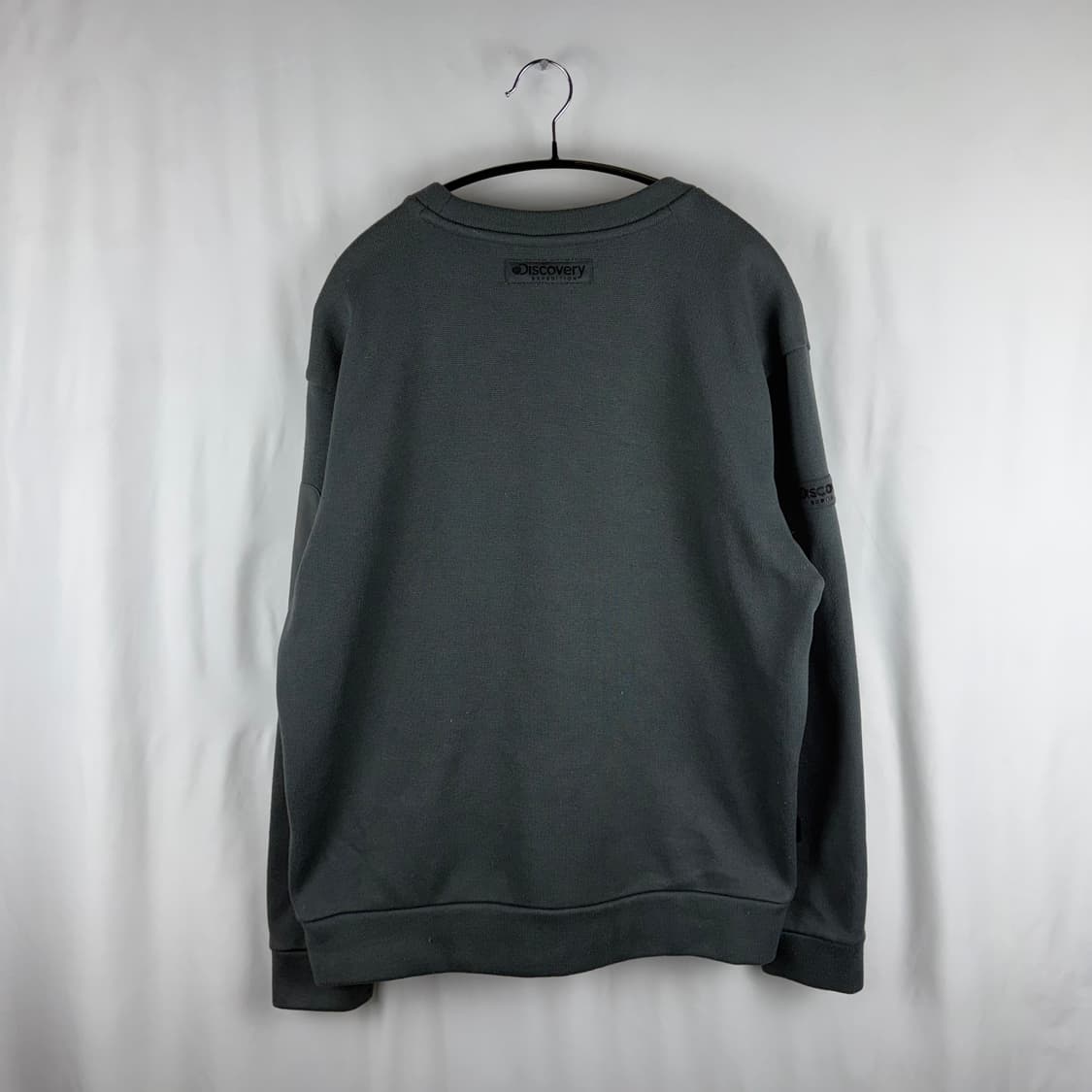 100) 디스커버리 포켓 맨투맨 차콜 상품이미지6