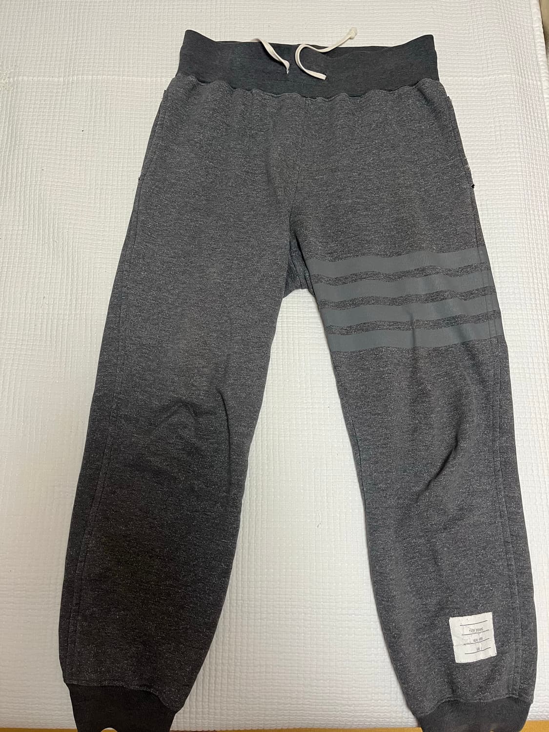 정품 톰브라운 토널 4바 스웨트 트레이닝 팬츠 상품이미지1