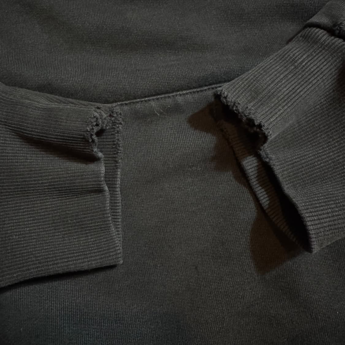 칼하트 블랙 로고 스티커 후드티 상품이미지3