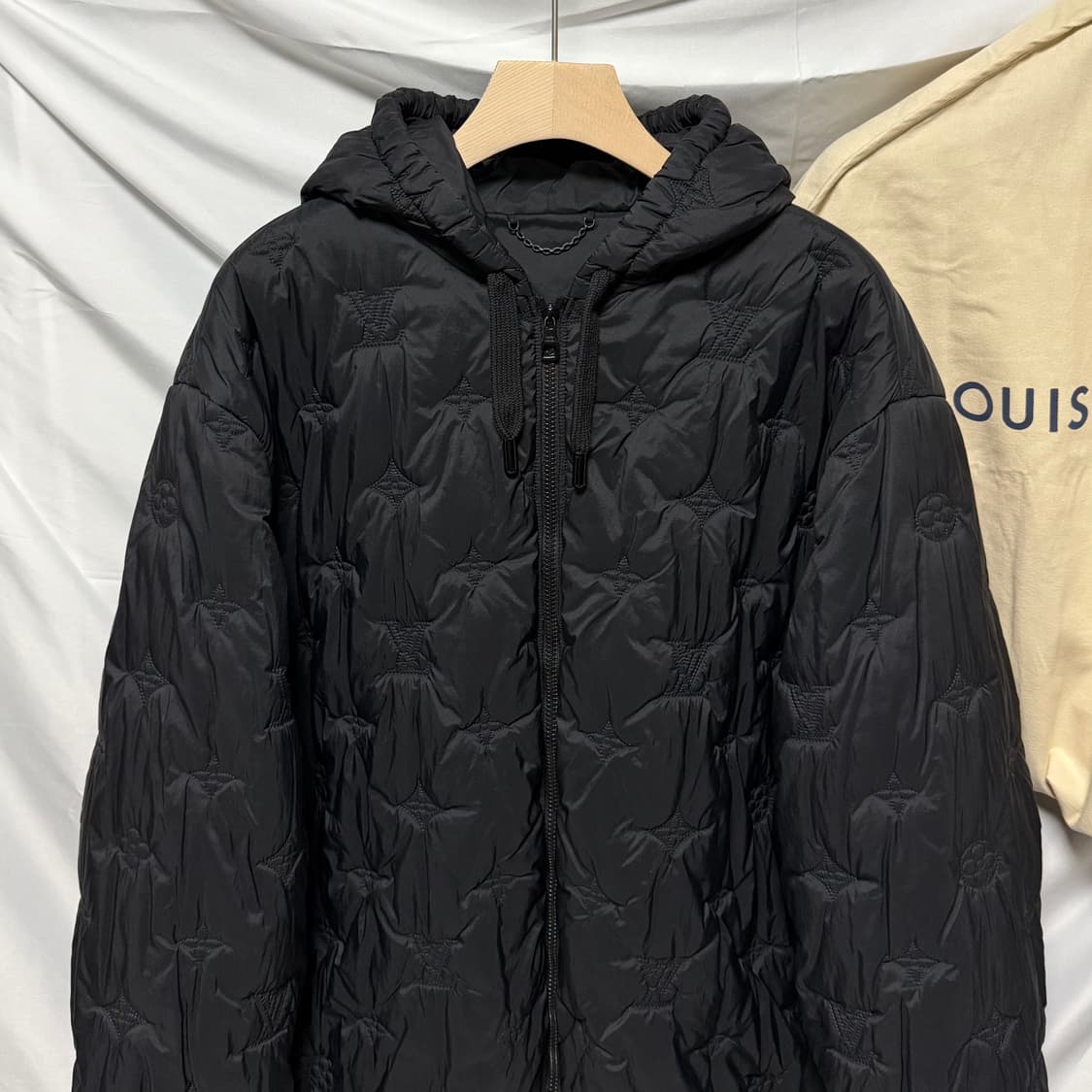 [S+급/56] 24FW 루이비통 모노그램 퀄티드 후드 패딩 자켓 블랙 상품이미지2