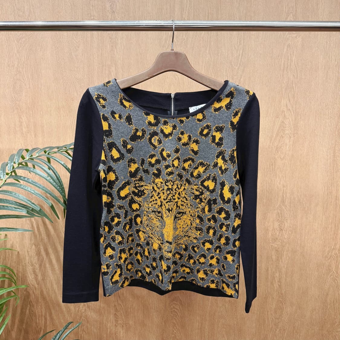 산드로 긴팔 티셔츠 레오파드 패턴 자카드 백지퍼 디테일 블랙 배색 상품이미지1