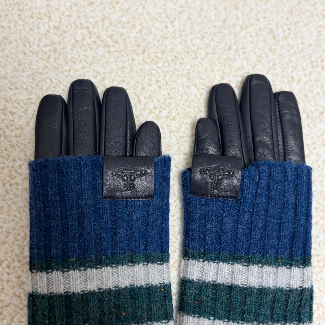 비비안웨스트우드 배색 니트 커프스 양가죽 장갑 상품이미지5