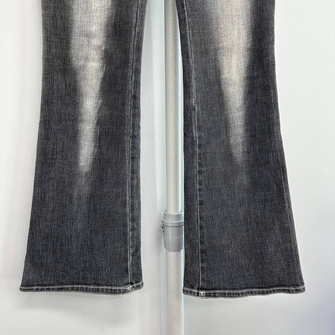 버버리 부츠컷 워싱진 데님팬츠 상품이미지3