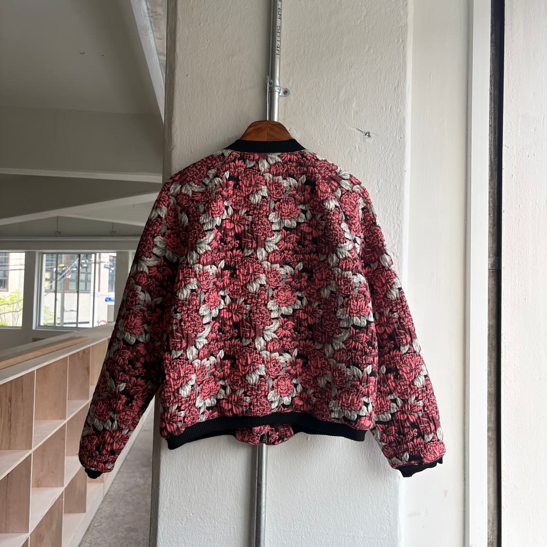 산드로 에보라 플로럴 크롭 봄버 자켓 상품이미지7