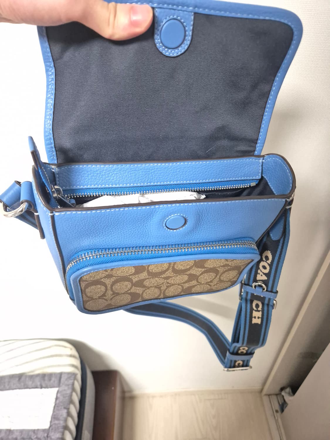 코치 허드슨 라인 크로스백입니다 상품이미지3