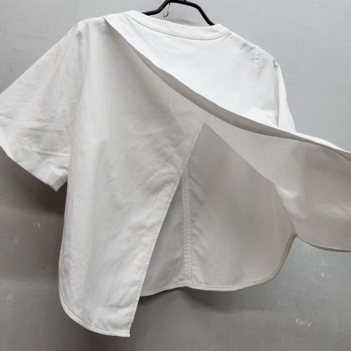 럭키슈에뜨 숄 금장버튼 코튼 뒷트임 숏 블라우스 36(S) 상품이미지5