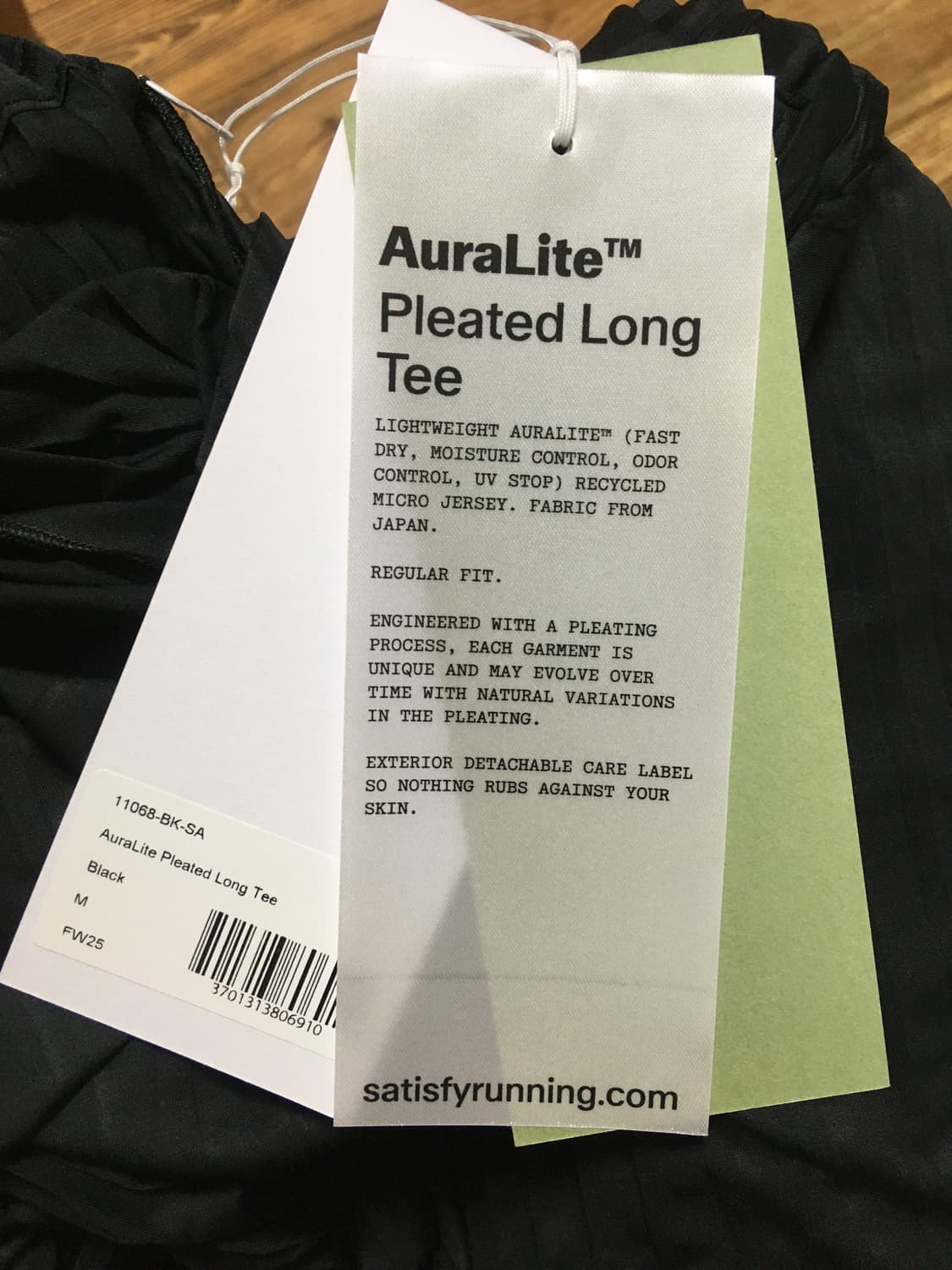 Satisfy AuraLite Pleated black tee 판매합니다 상품이미지6