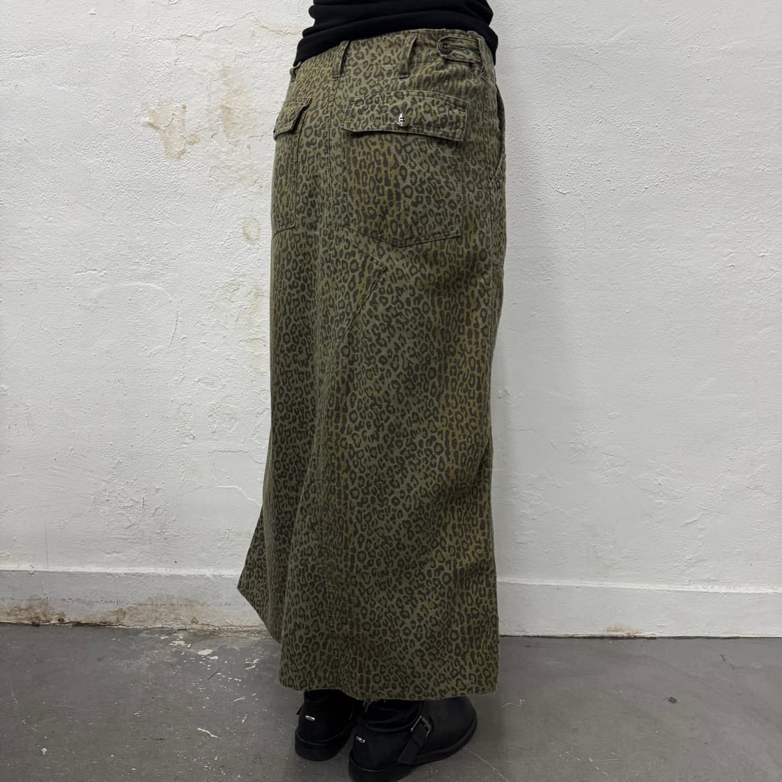 네펜데스(NEPENTHES) 올리브 레오파드 패턴 코튼 컷오프 롱 스커트 상품이미지3