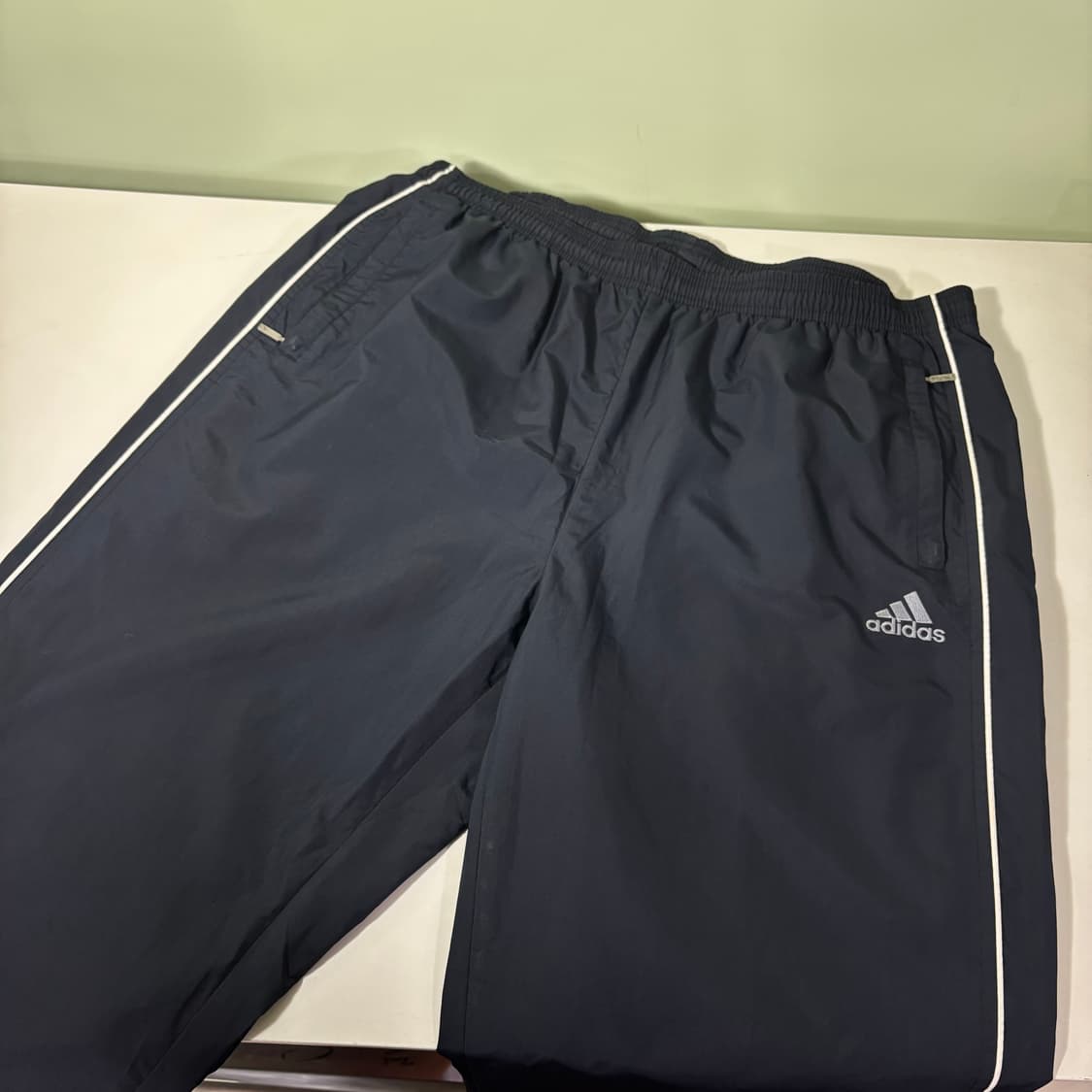 L 아디다스 다크네이비 루즈핏 밑단지퍼 바막재질 트랙팬츠 상품이미지1