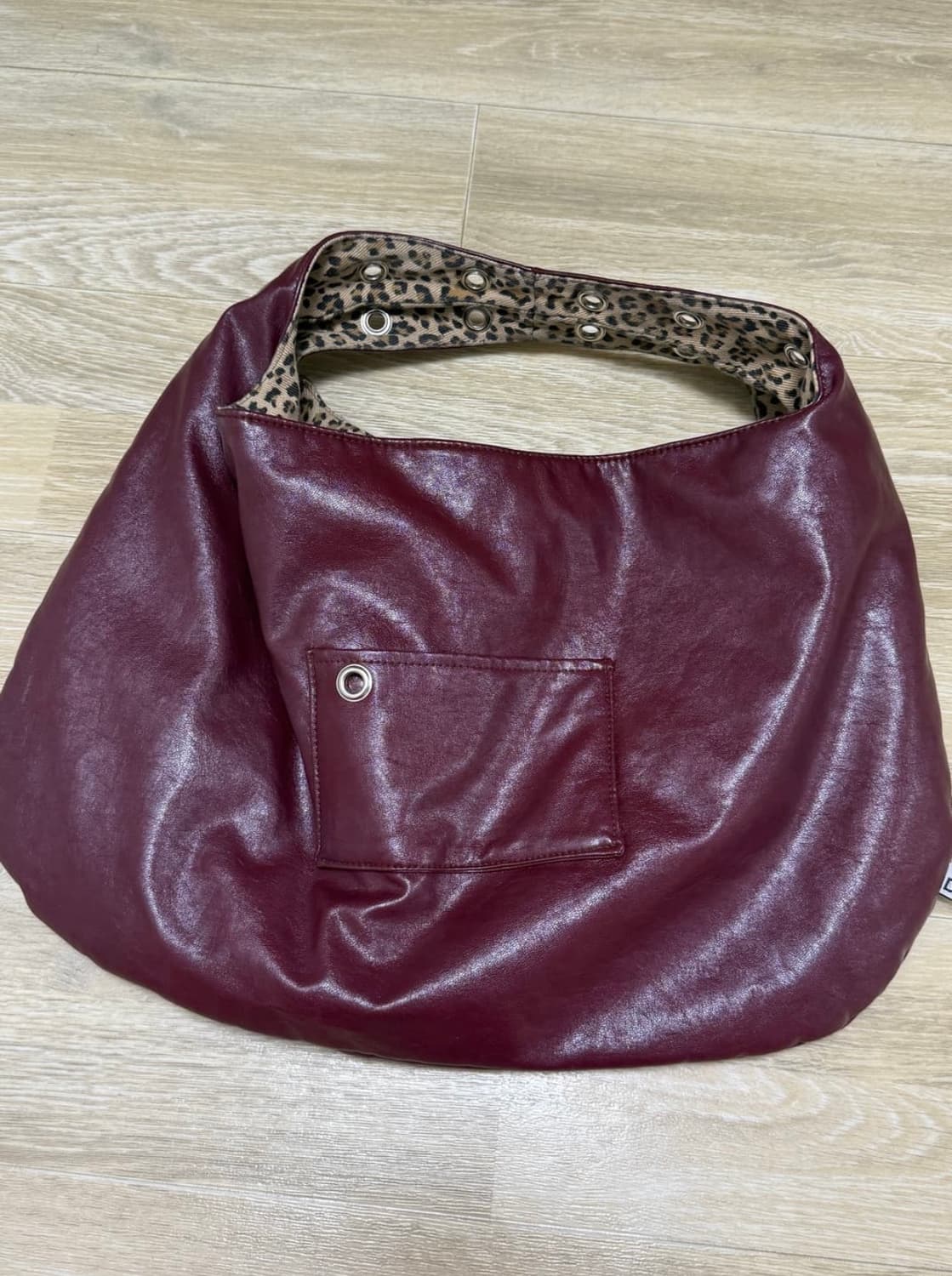 뎁크 아일렛 레더백 상품이미지3