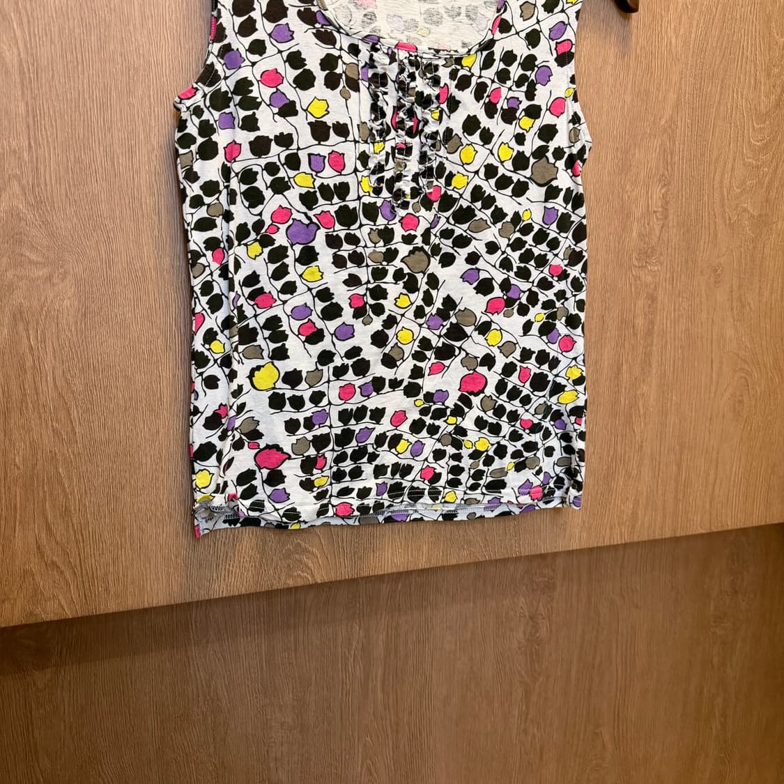 빈티지 슬리브리스 티셔츠 플로럴 프린팅 프론트 프릴 디테일 아이보리 상품이미지4