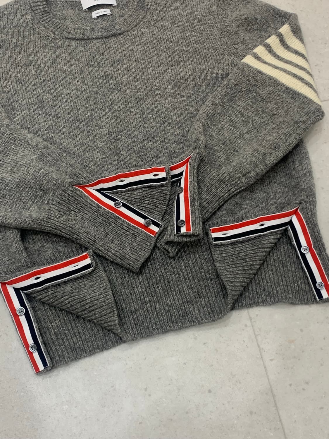 [4] 톰브라운 셰틀랜드 크롭 니트 그레이 상품이미지4